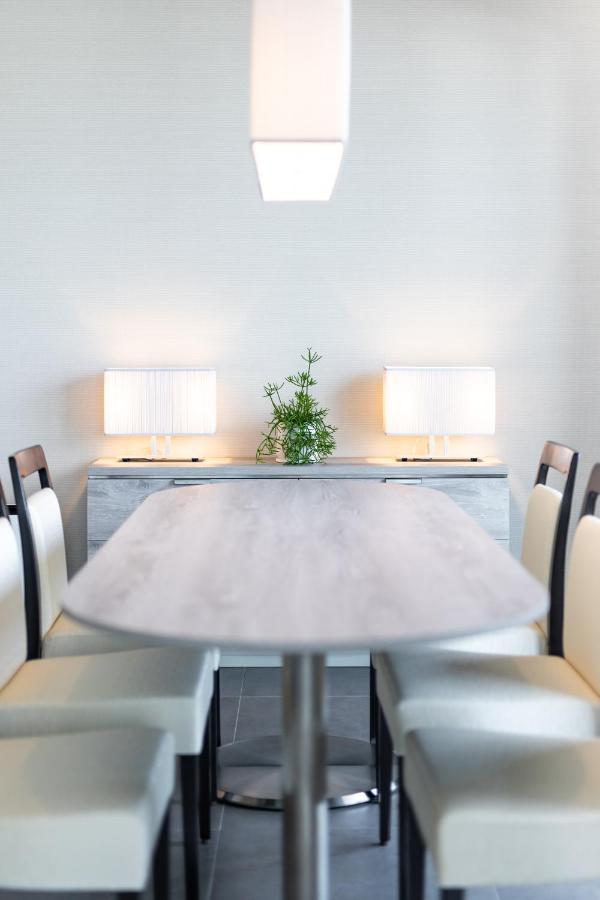 Oakwood Suites Yokohama Γιοκοχάμα Εξωτερικό φωτογραφία A table with a tablecloth