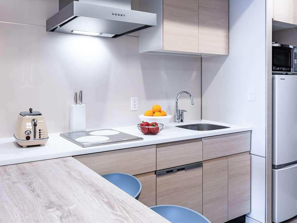 Oakwood Suites Yokohama Γιοκοχάμα Εξωτερικό φωτογραφία A typical kitchen in a student residence hall at the University of Waterloo